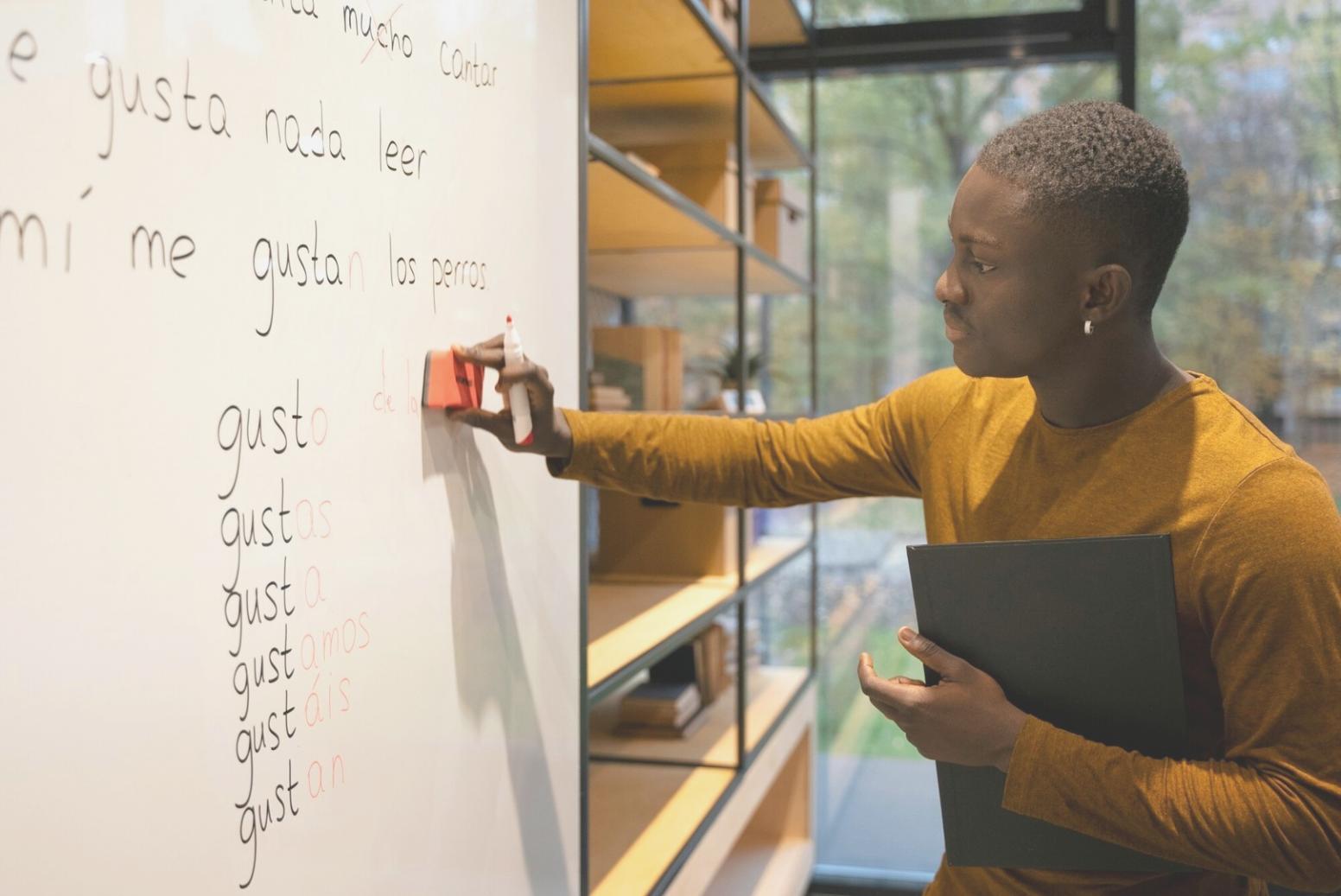 Junge Menschen beim gemeinsamen Lernen finanzieller Grundlagen
